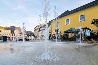 Wie sich die Neugestaltung des Neumarkts in Zschopau auf die Gastronomie auswirkt - Das Wasserspiel auf dem Zschopauer Neumarkt ist bei Kindern beliebt.