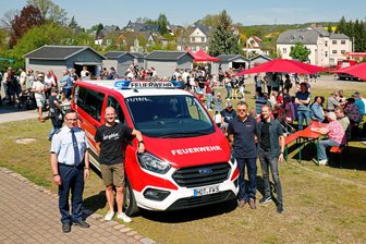 Wie sich die Oberlungwitzer Feuerwehr ihr neues Fahrzeug selbst gekauft hat - Das neue Fahrzeug wurde am 1. Mai auf dem Oberlungwitzer Festplatz übergeben.