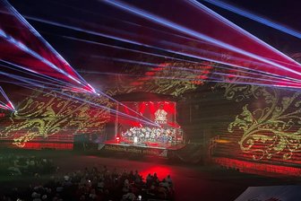 Wie sich die Schwarzenberger Waldbühne zum Wohnzimmer wandelt - Die Tribünen der Waldbühne Schwarzenberg werden als Projektionsfläche genutzt.