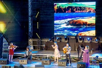 Wie sich die Waldbühne in ein Wohnzimmer verwandelt - Die Band The Outside Track bot besten Celtic Rock und erfreute am Freitagabend die Anhängerschaft der Artmontan-Konzerte.