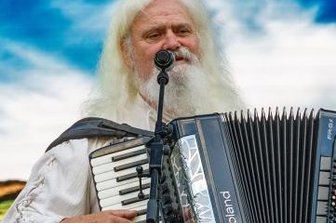 Wie sich die Waldbühne in ein Wohnzimmer verwandelt - Squeezebox Teddy beeindruckte mit seiner weichen Stimme.