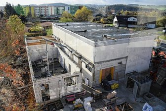Wie sich ein DDR-Plattenbau in Oelsnitz  in eine moderne Schule verwandelt - Blick auf die Turnhalle der Grundschule, die einen neuen Sanitärtrakt erhält. Rechts wird die Halle an den neuen Mehrzweckraum und an das Hauptgebäude angebunden. Auch die Turnhalle selbst wird saniert. 