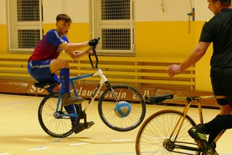 Wie sich ein Ex-Fußballer aus dem Erzgebirge seinen Bundesliga-Traum erfüllt - Inzwischen erzielt Tobias Buschbeck all seine Tore mit dem Rad.