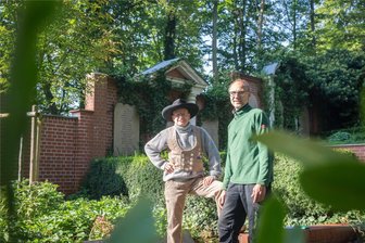 Wie sich ein Friedhof im Erzgebirge neu erfindet - und was das kostet - Steinmetzmeister Sebastian Scheunert (l.) und Friedhofsmeister Matthias Häschel auf dem Oelsnitzer Friedhof. Dort wird nicht nur die historische Mauer saniert, auch die Art der Bestattungen unterliegt dem Wandel der Zeit.