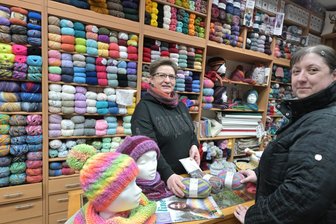 Wie sich ein kleines Handarbeitsgeschäft im Erzgebirge seit fast 100 Jahren am Markt behauptet - Handarbeits-Ebert in Schneeberg: Inhaberin Christiane Pelz (links) berät Kundin Andrea Schubert aus Schneeberg.