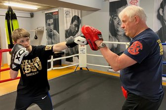 Wie sich ein Zwickauer Nachwuchsboxer bei der Deutschen Meisterschaft selbst überraschte - Ben Kramer (links) wird im Boxcamp des KSSV Zwickau auf dem Brückenberg von Frank Hillmer trainiert.