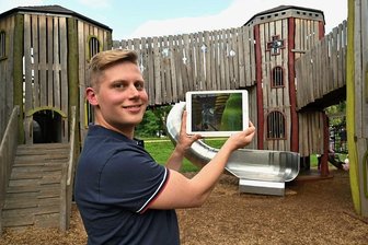 Wie sich ein Zwickauer Spielplatz in einen virtuellen Bienenkorb verwandelt - Maximilian Mehner von der ZEV, der das Projekt initiiert hat, zeigt die Möglichkeiten via Augmented Reality am Spielplatz. 
