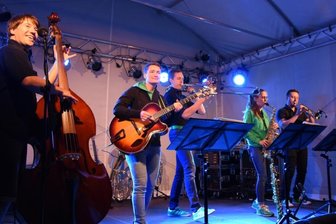 Wie sich eine Band im Vogtland ganz nach vorne brezelte - Das ist Brezel Brass: Sebastian Wildgrube, Julia Seidel, Michael Seidel, Stella-Maria Voigt und Robert Seidel (von links), hier bei einem Konzert auf Schloss Voigtsberg in Oelsnitz. 