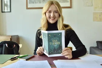 Wie sich eine Chemnitzer Nachwuchsautorin den Traum vom ersten eigenen Buch erfüllt - Nachwuchsautorin Lara Starec mit dem Cover ihres ersten eigenen Buches.