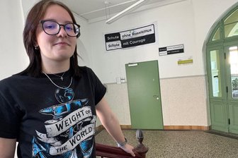 Wie sich eine Schülerin aus dem Erzgebirge gegen Mobbing im Klassenzimmer einsetzt - Lucy Häret aus Lauter hat fürs Projekt „Schule ohne Rassismus, Schule mit Courage“ namhafte Paten gefunden.