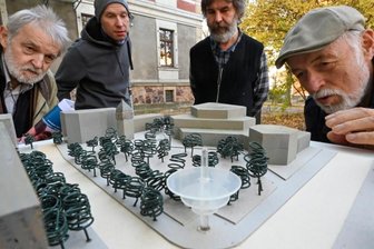 Wie sich Einwohner in die Stadtentwicklung einmischen - Michael Backhaus, Martin Steudtner, Reiner Amme und Gert Rehn (von links), Mitglieder des Stadtforums, zeigen einen Vorschlag für einen Aussichtspavillons am Rande des Stadthallenparks.