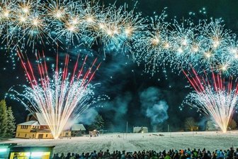 Wie sich erzgebirgische Feuerwerkshersteller für einen Ansturm rüsten - Termine für Feuershows - Nach zwei Jahren Coronaverbot können sich Erzgebirger wieder auf Feuerwerksspektakel wie dieses 2019 in Kühnhaide freuen.