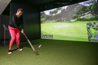 Wie sich Golfspielen im Chemnitzer Sportforum anfühlt - Peggy Fritzsche, Reporterin bei der "Freien Presse", spielt gern Golf. Nun testete sie die neue, digital gestützte, Indoor-Anlage im Chemnitzer Sportforum. Zuerst spielte sie auf einem englischen Platz. Für dieses Foto schwang sie den Schläger, um auf einem Golfplatz in Florida zu spielen. Eine Stunde in einer der insgesamt drei eingerichteten Spielboxen kostet für vier Personen 40 Euro, Spieler vom Golfplatz Klaffenbach zahlen 32 Euro pro Stunde. 
