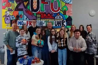 Wie sich gute Nachbarschaft in Flöha für das Jugendzentrum Ufo auszahlt - Die Jugendlichen aus dem „Ufo“ freuen sich über die Spende der Marktplatz-Anwohner.