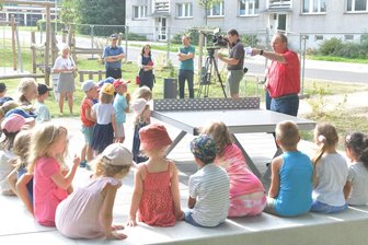 Wie sich im neuen Goldbachpark in Brand-Erbisdorf der Wunsch einer Oma und ihres Enkels erfüllt - Brand-Erbisdorfs Oberbürgermeister Dr. Martin Antonow (r.) erklärte den Erwachsenen sowie den Kindern der Kita „Mischka“, was alles getan wurde, um den neuen Goldbachpark zu gestalten.