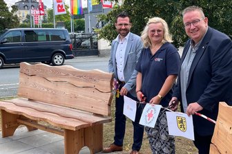 Wie sich in Oelsnitz ein Bürgerwunsch erfüllt hat - Bankweihe in Oelsnitz mit (von links) Patrick Reich-Schellenberg, Silke Böhm und Mario Horn.