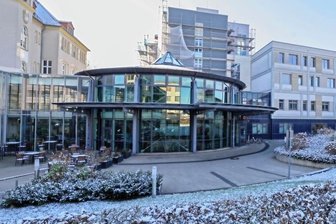 Wie sich Kliniken für Blackout rüsten - Mit einer sogenannten Schwarzschaltung testet das Rudolf-Virchow-Klinikum in Glauchau in regelmäßigen Abständen die Technik.