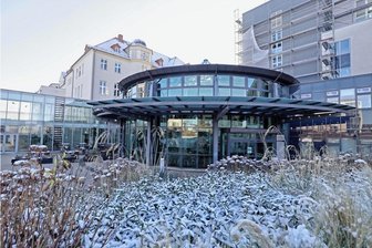 Wie sich Kliniken im Landkreis Zwickau für ein Blackout-Szenario rüsten - Im Rudolf-Virchow-Klinikum in Glauchau wird die Technik regelmäßig bei Schwarzschaltungen kontrolliert. 