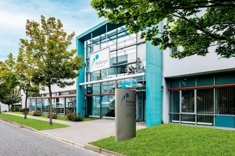 Wie sich Kriege in der Welt auf eine Halbleiterfirma in Freiberg auswirken - Die FCM Freiberger Compound Materials GmbH ist nach eigenen Angaben der weltweit führende Hersteller von Galliumarsenid-Wafern. Das Material wird unter anderem für Verstärker-Chips in Smartphones, für die Gesichtserkennung mit Infrarotlaser bei modernen Handys und für die Glasfaserkommunikation benötigt.