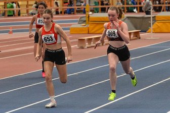 Wie sich Leichtathletik-Talente aus dem Erzgebirge in Chemnitz für höhere Aufgaben empfehlen - Kaum zu bremsen: Bei der Landesmeisterschaft sprintete Luise Kluge (r.)  von der WSG Schwarzenberg-Wildenau zu Silber.