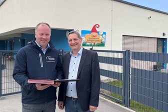 Wie sich Neumark billigeren Strom für Oberschule und Kita sichert - Stadtwerkechef Lars Lange (links) und Bürgermeister Sven Köpp vor der Kita „Wiesenwichtel“.