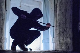 Wie sich Rentner im Vogtland vor Dieben und Betrügern schützen können - Einbrechern - hier ein verschlossener Keller in einem Symbolbild - sollte man es nicht zu leicht machen, warnt die Polizei.
