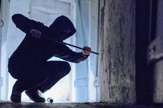 Wie sich Rentner vor Dieben und Betrügern schützen können - Einbrechern - hier ein verschlossener Keller - sollte man es nicht zu leicht machen, so die Polizei. 