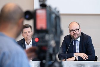 Wie sich Schule in Sachsen ab dem Schuljahr 2025/26 verändern soll - Sachsens Kultusminister Christian Piwarz (CDU/rechts) am Donnerstag bei der Vorstellung der „Bildungsland 2030“-Pläne gemeinsam mit Projektleiter Matthias Böhme.