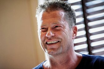 Wie sich Til Schweiger mit den Themen Tod und Sterben auseinandersetzt - Til Schweiger engagiert sich auch sozial. Seine Til Schweiger Foundation beteiligt sich beispielsweise am Aufbau von Bildungsprojekten, Sportprojekten, Schulen, Suppenküchen, Kindergärten und unterstützt die psychologische Betreuung von traumatisierten Kindern.