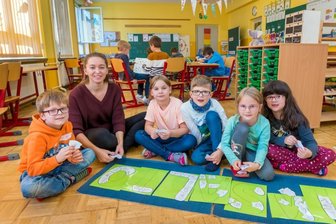 Wie sich zwei Grundschulen ein Gebäude teilen - So sieht das Puzzle aus, mit dessen Hilfe Grundschullehrerin Julia Kluge (2. v. l.) ihren Erstklässlern Nils Meyer, Luna Sachse, Emil Melzer, Klara Wappler und Elena Uhlig (v. l.) das Alphabet erklärt.