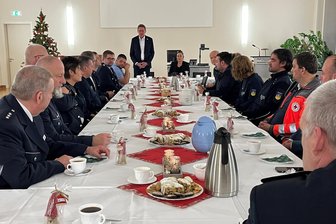 Wie sicher lebt es sich in Reichenbach? - Beim traditionellen Weihnachtskaffeetrinken im Ratssaal hat Oberbürgermeister Henry Ruß den Ordnungshütern und Helfern für ihre Arbeit in diesem Jahr gedankt.