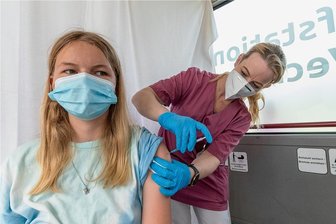 Wie sicher sind die Corona-Impfungen? Erste Daten auch zu Jugendlichen - Impfung empfohlen: Seit Ende Mai ist der Impfstoff von Biontech/Pfizer auch für Kinder ab zwölf Jahren zugelassen. Die 14-jährige Lotta (vorn) hat das Angebot eines mobilen Teams gern angenommen. 