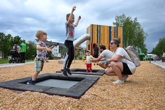 Wie sicher sind Sachsens Spielplätze? - Hoch und höher! Wer zu übermütig hüpft, fällt auf dem Spielplatz am Pleißenbach in Chemnitz sicher: Holzschnitzel würden den Sturz dämpfen.