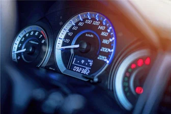 Wie Sie bei Ihrer Autoversicherung sparen können - Schon die Kilometer auf dem Tacho mit den im Versicherungsvertrag angegebenen Jahreskilometern verglichen? Liegt das Pensum unter der Prognose, gewähren Anbieter eine Rückzahlung.