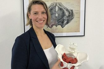 Wie sie Frauen wieder zum Strahlen bringt - "Meine Töchter werde ich anders aufklären, als das bei mir der Fall war." Stephanie Menz, Ergotherapeutin und Harmoniecoachin, empfiehlt Orgasmen als Trainingseinheiten - gegen Einschlafprobleme, Hormonabfall in der Menopause, Regelschmerzen, für die Geburtsvorbereitung genauso wie vorm Bewerbungsgespräch. 