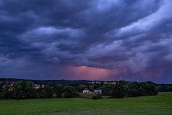 Wie Sie Ihre Immobilie vor Elementarschäden schützen - Das lässt nicht nur Hausbesitzern den Atem stocken: Mitte Juni hatte sich dieses Unwetter über Hermsdorf zwischen Chemnitz und Zwickau zusammengebraut.
