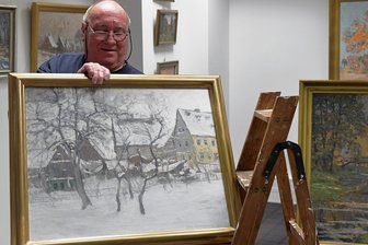 Wie Siebenlehn Otto Altenkirch ehrt - "Verschneites Niederstädtel - Siebenlehner Gasse" (Öl auf Leinwand, 1927) im Rathaus Siebenlehn. In den ehemaligen Sparkassenräumen wird eine Ausstellung mit Arbeiten von Otto Altenkirch aufgebaut. Im Bild Frank Grießbach.