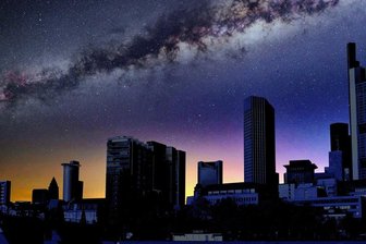Wie sind Städte und Landkreise für längere Stromausfälle gewappnet? - Finstere Nacht herrscht, wenn der Strom komplett ausfällt. Das kann durch Überlastung geschehen wie auch durch Hackerangriffe. 