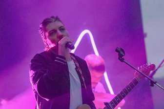 "Wie soll ein Mensch das ertragen?" - Philipp Poisel bringt Sinnfragen in Chemnitz auf die Bühne - Philipp Poisel auf der Bühne bei den Chemnitzer Filmnächten.