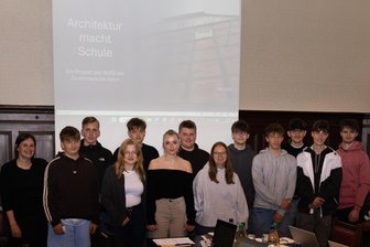 Wie soll ein neuer Treffpunkt aussehen? Adorfer Schüler lassen ihre Ideen sprießen - Die Klasse 9bRS der Zentralschule Adorf mit Carolin Bachmann präsentierte sich im Stadtrat.