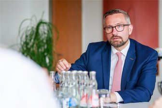 „Wie sollen wir den Mindestlohn noch bezahlen?“ - Zwei Handwerker streiten mit Martin Dulig - „Für Ihren Nachwuchs sind Sie zuständig, für die guten Bedingungen wir.“ Wirtschaftsminister Martin Dulig (SPD).