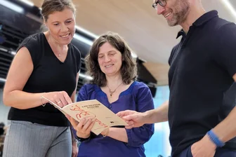 Wie spricht man das aus? Singakademie Chemnitz übt Hebräisch - Hebräisch-Dozentin Nomi Drachinsky (Mitte) erklärt der Vorstandsvorsitzenden Iris Mäding und dem künstlerischen Leiter Andreas Pabst die korrekte Aussprache der gesungenen Texte.