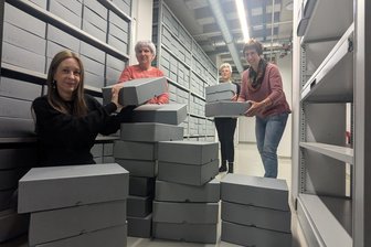 Wie Stadtarchivare Freibergs Geschichte gerettet haben - Legten direkt los und bestückten die 2700 Kartons: Antje Ahlbrecht, Annett Brodauf, Juliane Bretschneider und Ramona Metzler (von links).