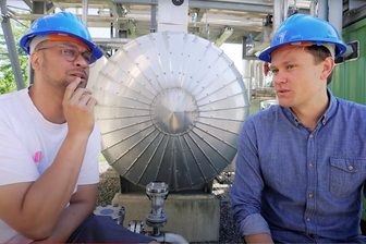 Wie Star-Tuner JP Kraemer inkognito in Freiberg synthetisches Benzin kennenlernt - JP Kraemer (l.) und Ingenieur Tobias Block in der Demonstrationsanlage der TU Bergakademie zur Herstellung synthetischen Benzins auf der Reichen Zeche Freiberg.