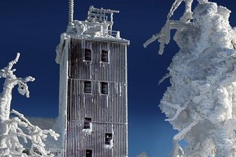 Wie stark weht es auf dem Fichtelberg? Deutscher Wetterdienst bleibt Antwort schuldig - Die Station auf dem Dacht der alten Wetterwarte.