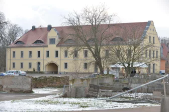 Wie stehen die vier Bürgermeisterkandidaten von Halsbrücke zur Reichsbürger-Gruppierung um Peter Fitzek? - Im Kanzleilehngut Halsbrücke versucht die Reichsbürger-Gruppierung „Königreich Deutschland“ Fuß zu fassen. Ein mutmaßlicher Strohmann hatte das Gut und mehr als 120 Hektar Land im Mai 2023 für rund 5 Millionen Euro gekauft.