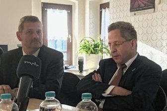 Wie stehen Sie heute zu Maaßen, Herr Heidan? - Pressekonferenz im August 2019 in Plauen. Der heutige Kulturbürgermeister Tobias Kämpf, der damalige Landtagsabgeordnete Frank Heidan, Hans-Georg Maaßen und der Plauener CDU-Chef, Jörg Schmidt. 