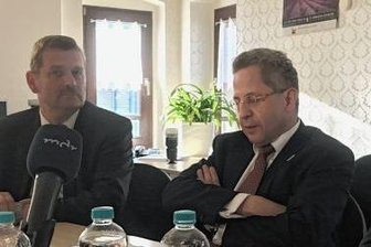 Wie stehen Sie heute zu Maaßen, Herr Heidan? - Pressekonferenz im August 2019 in Plauen. Der heutige Kulturbürgermeister Tobias Kämpf, der damalige Landtagsabgeordnete Frank Heidan, Hans-Georg Maaßen und der Plauener CDU-Chef, Jörg Schmidt. 