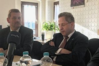 Wie stehen Sie heute zu Maaßen, Herr Heidan? - Pressekonferenz im August 2019 in Plauen. Der heutige Kulturbürgermeister Tobias Kämpf, der damalige Landtagsabgeordnete Frank Heidan, Hans-Georg Maaßen und der Plauener CDU-Chef, Jörg Schmidt. 