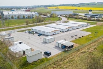 Wie stehen Sie zum Asylheim, Herr Anton? - Das Containerdorf im Pfaffenhainer Gewerbegebiet. Dort leben knapp 100 Menschen. 